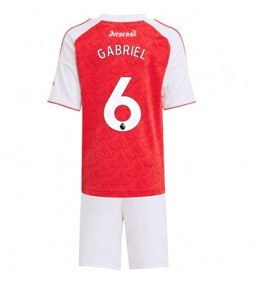 Arsenal Gabriel Magalhaes #6 Replika Babytøj Hjemmebanesæt Børn 2025-26 Kortærmet (+ Korte bukser)